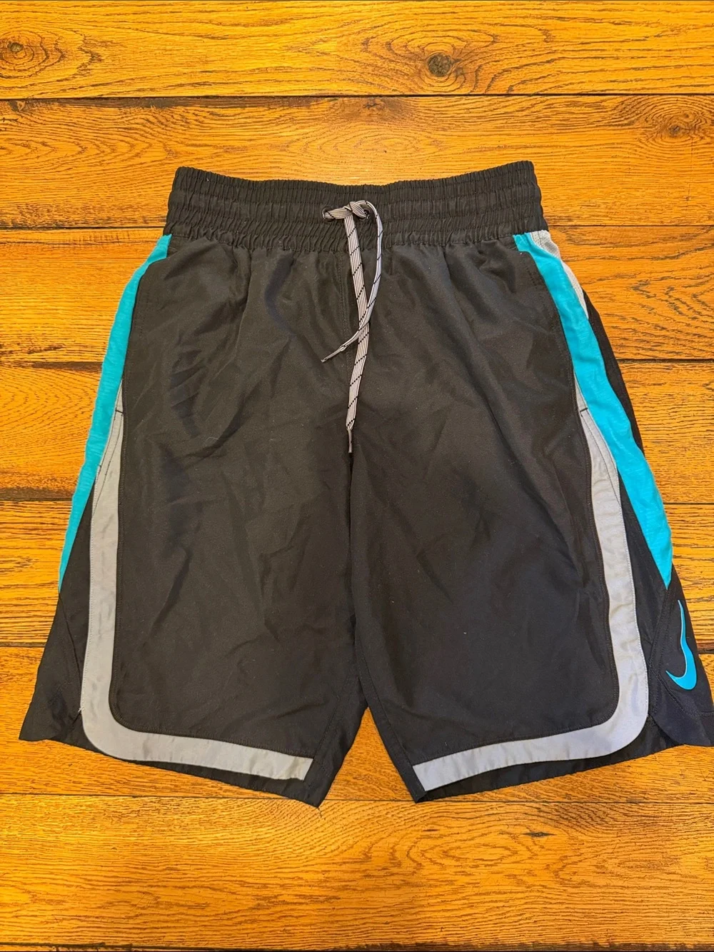 NIKE SWIM TRUNKS WITH MESH LINING IN BLACK, GRAY, AND TEAL – SIZE SMALL